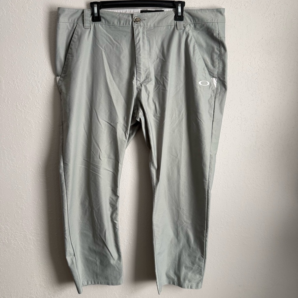 Men’s 40x32 Light Gray Oakley Sporty Business Casual Lightweight Flat Front Pant